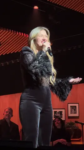 kelly clarkson | “your love” - the outfield @ caesar’s palace. 7/26/2025. video taken my your’s truly. @kellyclarkson #kellyclarkson #lasvegas #concert 