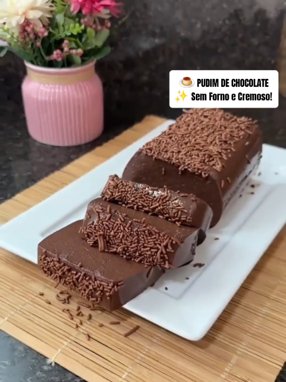 Pudim de Chocolate Sem Forno na Caixa de Leite (5 Ingredientes) ✅ Ingredientes: 1 lata ou caixinha de leite condensado (395 g) 1 caixinha de creme de leite (200 g) 1 xícara (chá) de leite integral 1 xícara (chá) de chocolate em pó (de preferência 50%) 1 envelope de gelatina incolor sem sabor (12 g) + 5 colheres (sopa) de água 🧃 Preparar a caixa de leite: 1. Pegue uma caixa de leite vazia (1 litro), lave por fora. 2. Corte a parte de cima (lado mais comprido), formando uma “forma”. 3. Seque o interior e reserve. 👩‍🍳 Modo de Preparo: 1. Hidrate a gelatina: Misture a gelatina com 5 colheres (sopa) de água e deixe descansar por 5 minutos. Depois, aqueça no micro-ondas por 15 segundos ou em banho-maria até dissolver completamente. 2. Misture tudo: No liquidificador, bata: Leite condensado Creme de leite Leite Chocolate em pó Bata até ficar bem homogêneo (uns 2 minutos). 3. Adicione a gelatina: Com o liquidificador ainda ligado, adicione a gelatina dissolvida e bata por mais 1 minuto. 4. Leve para a caixa: Despeje a mistura dentro da caixa de leite preparada. 5. Gele até firmar: Cubra com plástico-filme ou feche a caixa, e leve à geladeira por 4 a 6 horas (ou até ficar bem firme). 6. Desenforme: Corte com cuidado a caixa para tirar o pudim e coloque em um prato. Se quiser, decore com raspas de chocolate ou calda.  #pudimdechocolate  #pudim  #receitafácil  #sobremesagelada  #doces 