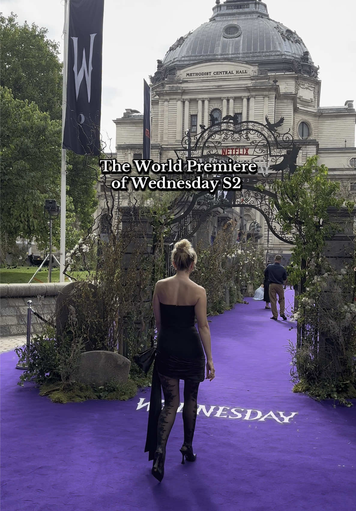 breathed the same air as Tim Burton tonight ☠️ Also the new season of Wednesday is SOOOOO good (based on the episode we watched!!!) I am SAT @Wednesday Netflix @Netflix #WednesdayNetflix #WednesdayLondon #Wednesday2 #TimBurton #jennaortega 