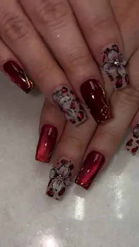 Wild meets delicate 🌹🐆 a combo you didn’t know you needed. 𝘼𝙡𝙡 𝙥𝙧𝙤𝙙𝙪𝙘𝙩𝙨 𝙖𝙩 𝙍𝙞𝙮𝙖𝙨𝙉𝙖𝙞𝙡𝙨.𝙘𝙤𝙢  - 4D carving gel #Cloud - Moonlight Cateye #18 - Nude gel #031  - silicone pen 🖊️  - Non wipe matte top coat  - Chrom powder #CH02 - Soft gel tip (M Square) - Extend gel glue