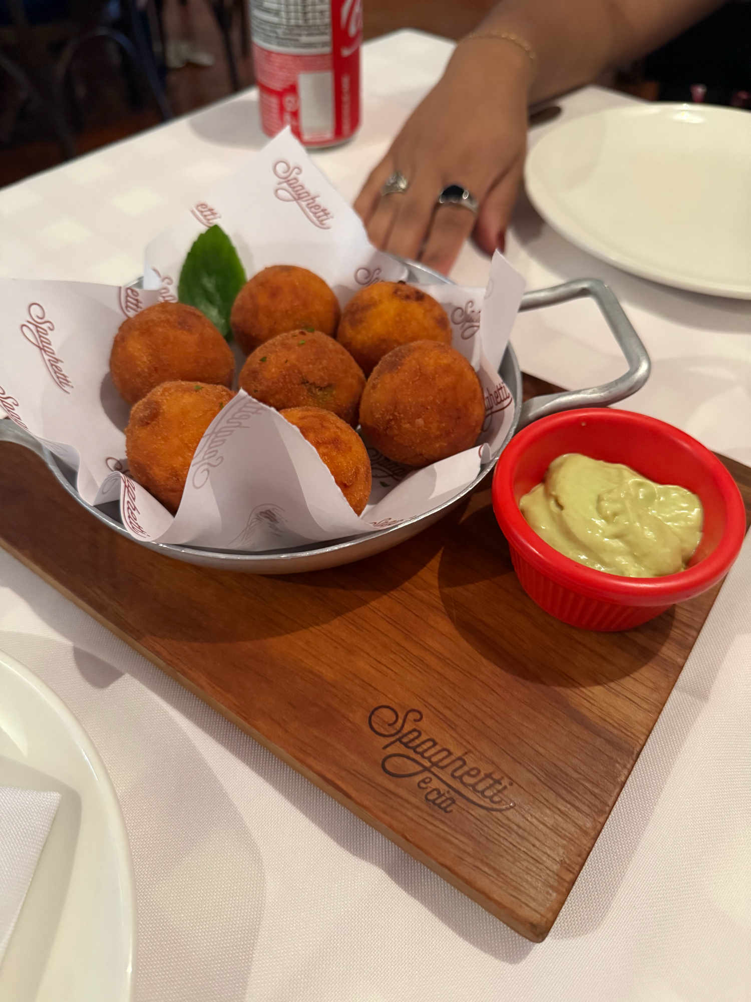 Crítica Expressa - Spaghetti Trattoria  🍝 Hoje na #CríticaExpressa: avaliamos o famoso Spaghetti & Cia, restaurante italiano premiado aqui no ES! 👀 Arancini (R$ 68) com maionese de manjericão super perfumada. 🥩 Fraldinha (R$ 108) com ravióli de batata baroa ao molho de ervas. 🍤 Spaghetti de frutos do mar (R$ 128) com tentáculo de polvo irresistível. ⭐ Nota final: 5,5 de 6 estrelas críticas Vale a pena pra datas especiais? Comenta abaixo! — 👉 Siga @ComidaCritica para mais reviews rápidas e sinceras 👉 Curte, salva e compartilha com quem ama comida italiana! #foodtiktok #foodreview #FoodTok #fyp #paravocê