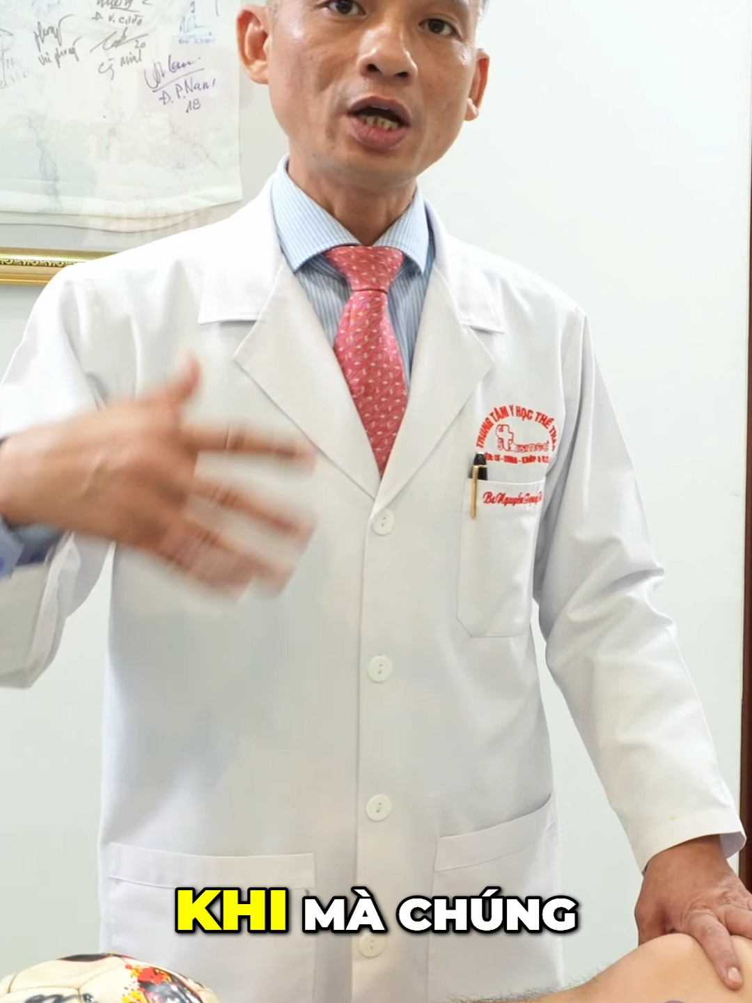 Bạn đang bị đau âm ỉ ở đầu gối phía trong? Đừng để viêm điểm bám dây chằng bên chày huỷ hoại đầu gối bạn thêm nữa!#xuhuong #fyp #chanthuong #daychangbenchay #Bacsithethao #Starsmec #BacsiNguyenTrongThuy #BacsithethaoNguyenTrongThuy #Suckhoe #Yhocthethao #Bacsigiadinh