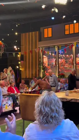 #oranjezomer #gordon #fy #viral #fyp #live #sbs6 30 juli 2025 was als grapje bedoeld  filmpje dat ze gasten binnen komen…. Er wordt om gelachen .. niks ernstigs mee bedoeld 