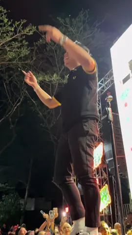 Penonton e wes do mbayar, tp sek kon nyanyi karo @DENNY CAKNAN. Kartonyono versi cewek.. #kartonyonomedotjanji #dcmusic 