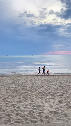 Cảm ơn vì mỗi sáng thức dậy… vẫn thấy mình còn điều để yêu thương. 🌿#bien🌊🌤 #peceful #binhminhcualo #sunrise #chill 