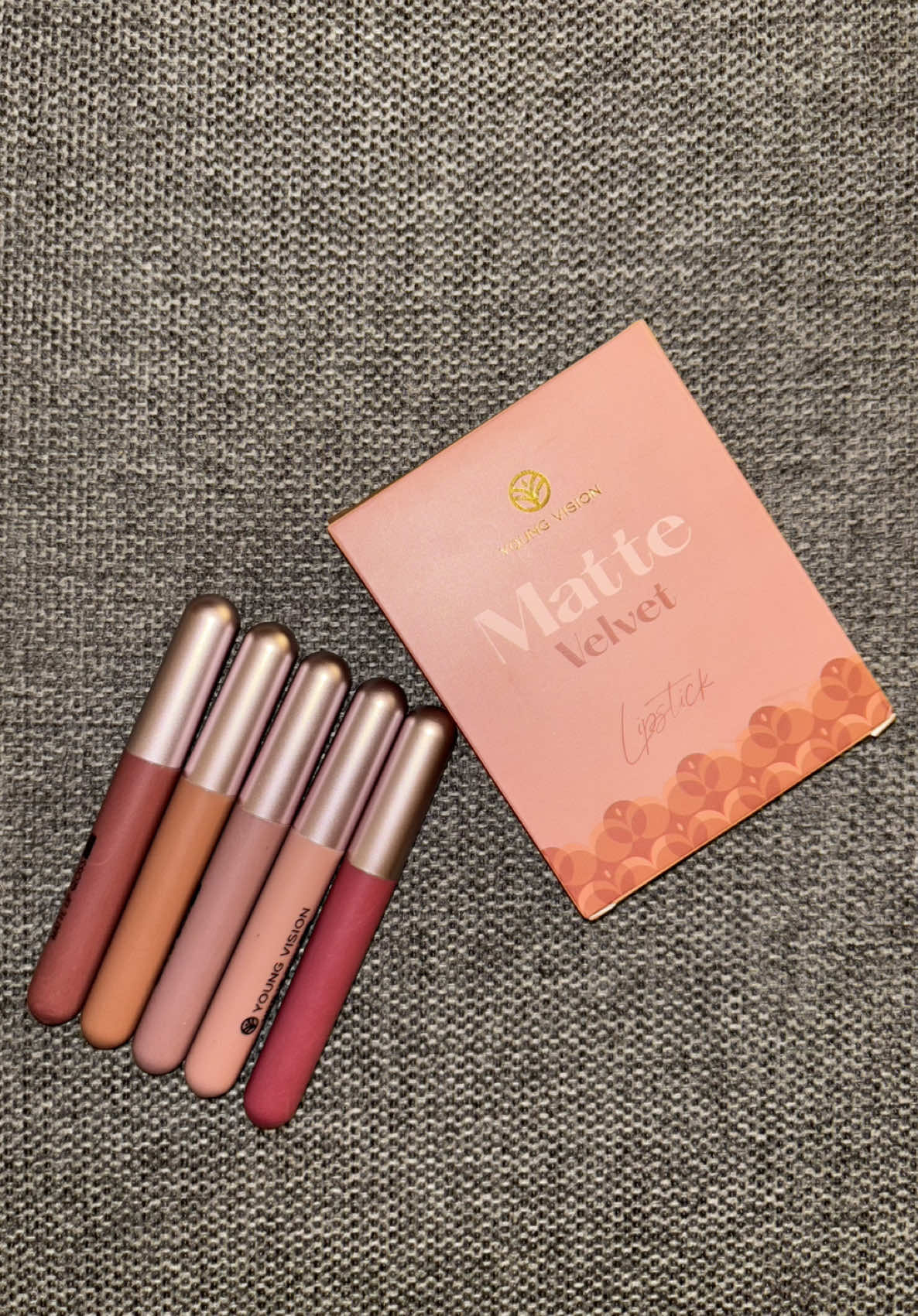 Labiales mate de Young Vision 💄 6 tonos súper ponibles, acabado velvet y textura cómoda. No resecan, aguantan bien y son low cost. Perfectos para el día a día y no pesan nada en el bolso 🙌🏻 ¿Cuál te pondrías tú hoy? 👀 #labialesmate #youngvision #VelvetFinish #beautylowcost #TikTokMakeup #maquillajediario #lipstick #labios #tiktokshop 