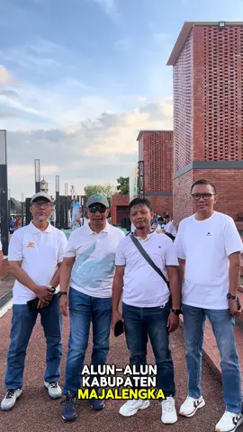 Komisi Pemberantasan Korupsi (KPK) kembali menggelar Roadshow Jelajah Negeri Antikorupsi 2025, dan kali ini Majalengka mendapat kehormatan menjadi salah satu kota persinggahan penting. Dalam semangat membangun budaya antikorupsi dari akar rumput, kegiatan ini menyasar seluruh lapisan masyarakat, terutama para Aparatur Sipil Negara (ASN) dan warga Majalengka. Melalui rangkaian kegiatan edukatif dan partisipatif—seperti talkshow, workshop integritas, pameran layanan publik, hingga ruang diskusi terbuka—KPK mengajak kita semua untuk meneguhkan komitmen dalam menciptakan pemerintahan yang bersih, transparan, dan akuntabel. ASN sebagai garda depan pelayanan publik, memiliki peran strategis dalam membangun kepercayaan masyarakat terhadap negara. Sementara masyarakat luas juga memegang kendali penting sebagai pengawas sekaligus pelaku perubahan. Budaya antikorupsi bukan sekadar slogan. Ia harus menjadi bagian dari cara berpikir, bekerja, dan melayani. Mari kita bersama membangun Majalengka yang tidak hanya maju secara infrastruktur, tapi juga kuat secara karakter dan integritas. Bersama KPK, kita bangun negeri tanpa korupsi. Dimulai dari diri sendiri, lingkungan kerja, dan komunitas tempat kita berada. #ASNIntegritas #MajalengkaBersih #JelajahAntikorupsi2025 #KPKUntukIndonesia #BeraniJujurHebat #MajalengkaTanpaKorupsi #BanggaLayaniBangsa