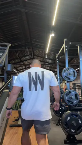 Continue … As pernas estão melhorando, confie no processo !  . . . . #motivação #treino #workout #gymrat #academia 