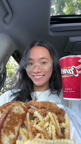 Raising Cane's: caniac combo no slaw extra toast 🍗🥤 Ignore the cicadas, they be too loud 🫩 #raisingcanes #chickentenders #raisingcanesmukbang #mukbang #cleanmukbang 