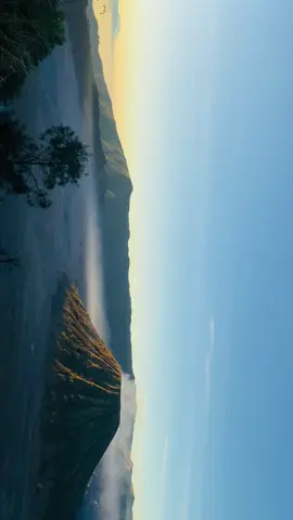 “Dingin pagi Bromo bukan cuma soal suhu, tapi juga cara semesta ngajak kita diam, lalu kagum.”#. #bromo #bromomountain #bromosunrise #paginyaBromo   #pemandanganindah #gunungbromo #bromodipagihari   #sunriseterindah #explorebromo #bromovibes   #fyp #fypindonesia #tiktoktravel #reelsalam   #mountainview #lautanawan #gunungindonesia