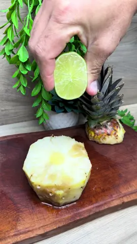Coloque limão no Abacaxi e veja o que acontece 😱 #facavocemesmo #dicas_utilidades #utilidadepublica #remedionatural #segredosdebeleza #dicas #cuidado #receita 