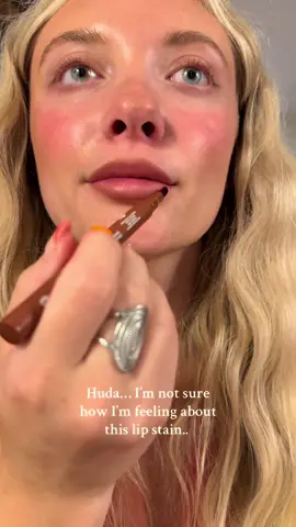 Not sure what I’m doing wrong here 😭 maybe a different color would help???? #hudabeauty #huda #sephora #lipstain #lipstains #lipstainreview #hudabeautylipstain #lips #pigmented 