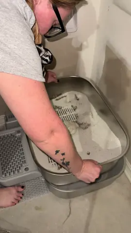 I don’t have to scoop cat litter anymore?! Say less @Furrbby  #litterbox #cat #catsoftiktok #litterboxhack #cleaning #cats #siftinglitterbox 