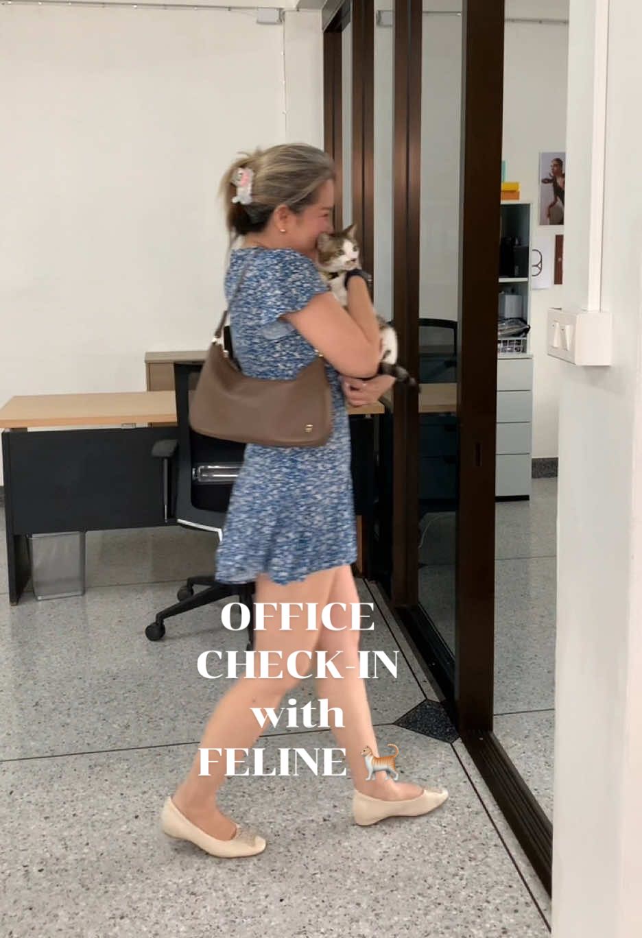 เริ่มวันทำงานที่สดใส ด้วยกระเป๋า FELINE และ 🐈💘 . . #RAINBOU #RAINBOwithU #กระเป๋าหนังแท้ #FELINEbyRAINBOU #ทาสแมว 