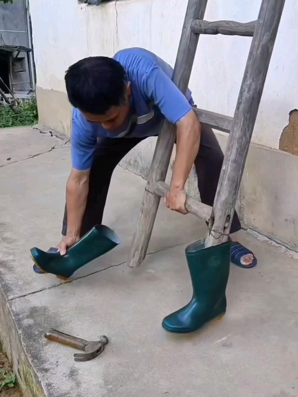 Smart Way to Stop Ladder Slipping 🪜  #LifeHack #SafetyFirst #DIYProject #CreativeIdeas #smartsolutions 