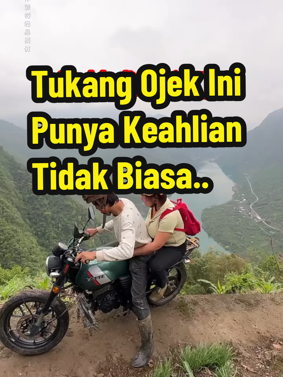 Inilah tukang ojek spesialis jalur berbukit yang luar biasa! Setiap hari ia melintasi jalan sempit, menanjak, dan tanpa aspal hanya untuk membantu warga yang tinggal di atas bukit. Wanita dalam video ini diantar pulang ke rumahnya yang berada cukup jauh di atas. Jalan seperti ini mungkin menakutkan bagi orang biasa, tapi bagi tukang ojek ini, ini sudah jadi makanan sehari-hari. Keahliannya mengendalikan motor di jalur sulit patut diacungi jempol! #TukangOjekHebat #OjekBukit #PengendaraHandal #JalanBerbukit #OjekAndalan #VideoViral 