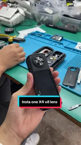 😱 Một trong những lỗi phổ biến nhất với Insta360 là đây! Kính camera của Insta360 cực kỳ dễ trầy, vỡ nếu bị va đập – chỉ cần một lần rơi nhẹ là “toang” ống kính ngay! 👉 Nếu bạn đang dùng Insta360 X3, hãy luôn dùng case bảo vệ – vì thay kính sẽ khá tốn kém và ảnh hưởng nghiêm trọng đến chất lượng hình ảnh. 📩 Nếu bạn chẳng may gặp tình huống như ảnh – liên hệ với mình để được hỗ trợ sửa chữa kịp thời nhé! 😬 This is one of the most common Insta360 damages! The Insta360 X3 lens is super fragile — even a small drop can shatter it like this. 👉 Use a protective case at all times to avoid costly repairs and image distortion. 📩 If yours is already damaged, feel free to contact me for quick repair support! #Insta360X3 #BrokenLens #360CamFix #CameraProtection #Insta360Repair