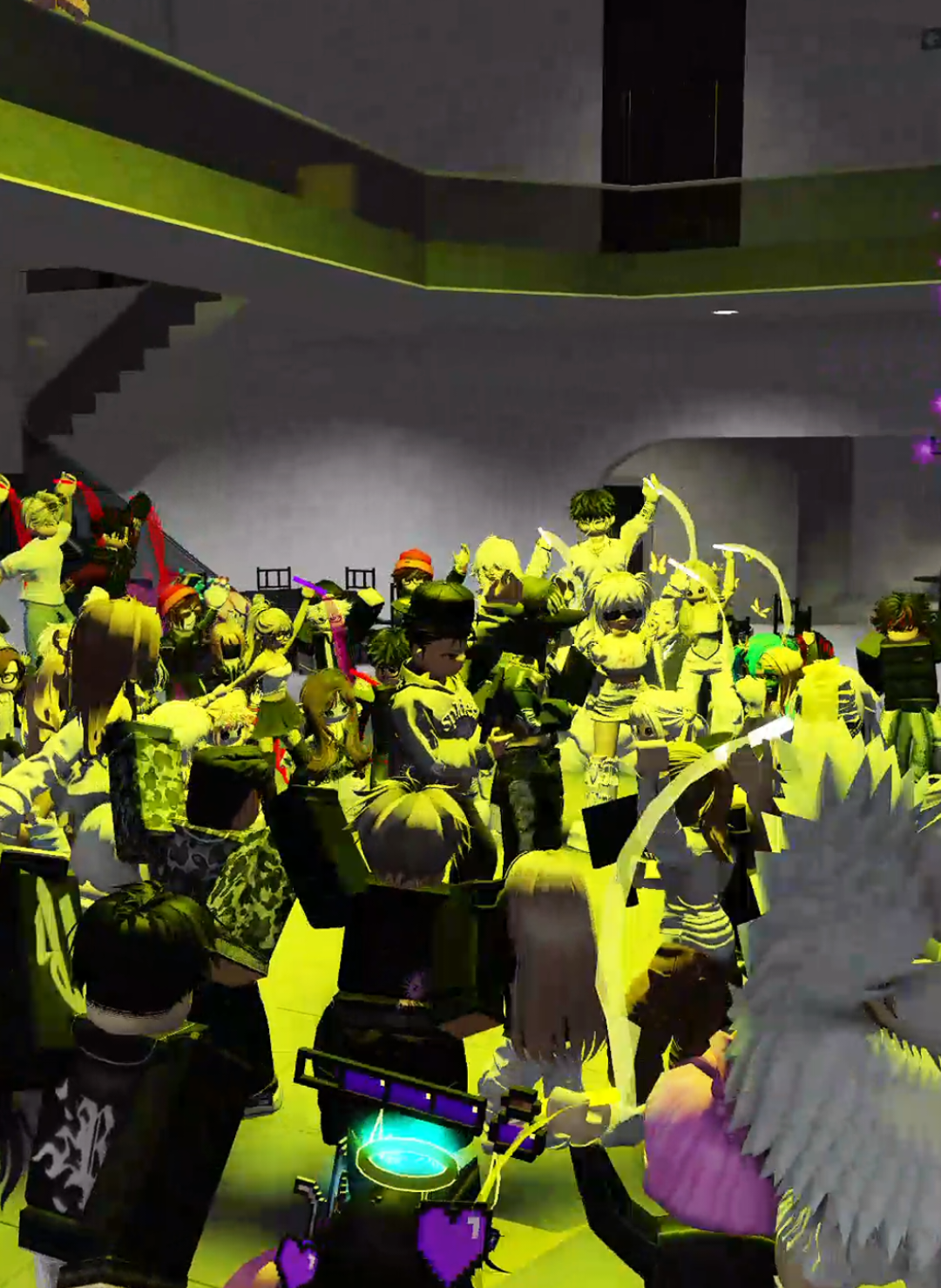 ketika salon klo udh muter lagu jawa semua akan bergoyang😭💃 w/@nait☆  #roblox #salondefiestas #dugemroblox #fyp 