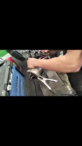 ¿tu motor de arranque  se queda pegado,se barre o hace un ruido extraño al momento de dar marcha? pon atención por qué el bendix u otros componentes podrían estar dañados causando dificultades al arranque. comunícate conmigo y te ayudaré a solucionar tu problema.