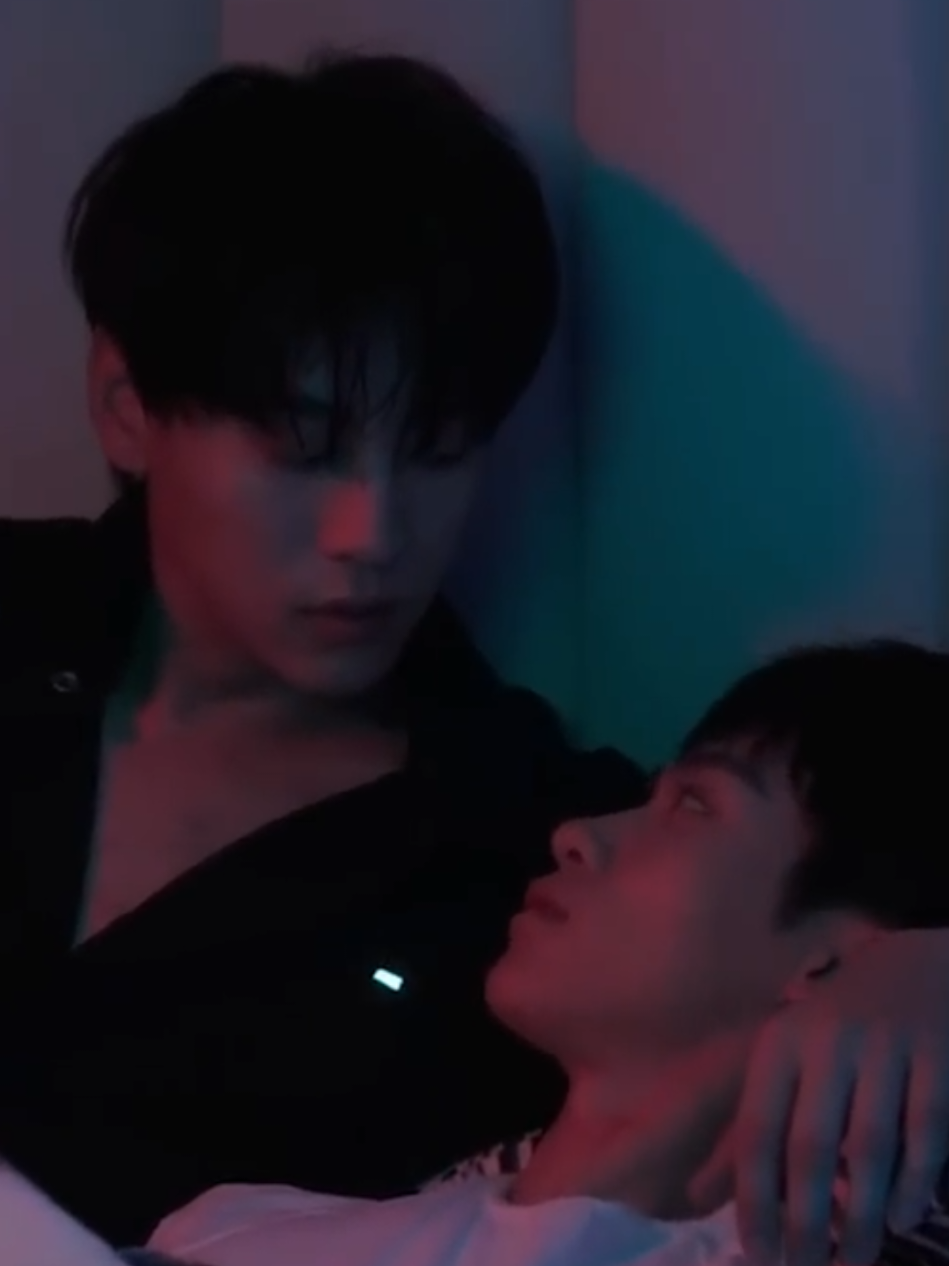 พี่เถียนคือแพ้เสียงในหัวหนักมากกกบรีฟปรับระยะการมองของน้องจื่อเสร็จ พี่แกบอกมองที่ปากฉันได้😫 แล้วอะไรคือจุ๊บม๊วฟกลางอากาศอ่ะ พี่เถียนนนนน้องยังงงเลยยยแล้วคนดูล่ะ🫨🤧🫠🫠🫠🫠 #RevengedLove #逆爱  #TianXuNing #ZiYu #ศัตรูหัวใจคือแฟนใหม่ผมเอง #fyp #吳所畏 