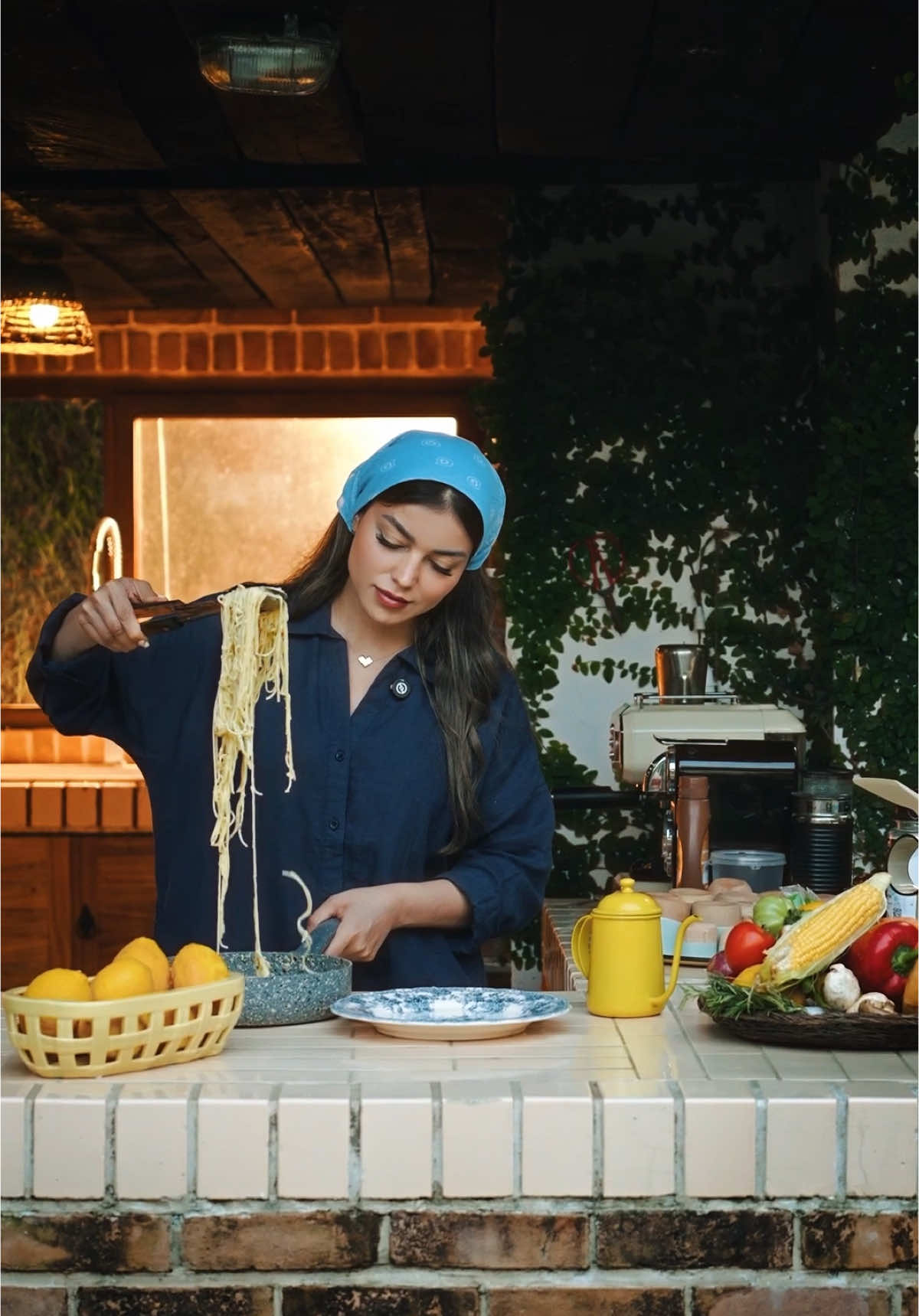 اسپاگتی aglio olio  مواد لازم: اسپاگتی-روغن زیتون-لیمو-پرک فلفل قرمز-پنیر پارمسان-جعفری