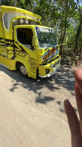 Melok melok ah 🤘#sopirtruck #dervermuda😎 #cantermaniaindonesia #trukmaniaindonesia #trukceper #viralvideo #fyppppppppppppppppppppppp 
