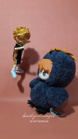 Shobubu is finally here! (No, it’s not officially called that 🤣) Just a simple unboxing video for the cutest plushie of hinagarasu x shoyo face I’ve ever seen 🥰 Popmart x Gong plushie keychain of Hinata Shoyo Stop motion video #88 Photos taken : 37 🎬 Nendoroid head + Tozdoll body + ob11 sized clothes  Note that Good Smile Company has a page of partner shops listing worldwide on their website, so please do your own research on where to buy nendoroid, I will not answer any question about this. If you’re Indonesian like me then go check the showcase on my profile.  DO NOT REUPLOAD #stopmotion #nendoroid #haikyuu #popmart #hinatashoyo 