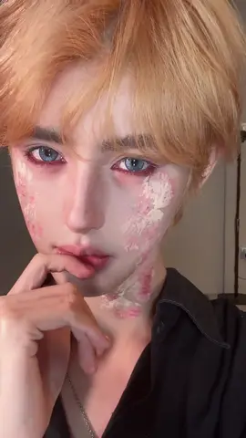 It was so fun 🤩 #makeup #makeuptrend #flowertrend #fyp #lens #plasticbagflower #foryou #makeupartist 