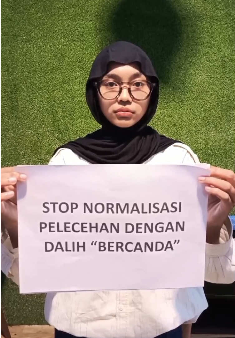 [Stop Normalisasi Pelecehan Berkedok Candaan] Pernah ngalamin atau denger temanmu dilecehkan tapi pelakunya bilang, “Eh, kan cuma bercanda” ? Lewat video ini, kami mengajak kalian semua buat lebih peka dan berani speak up. Karena menghargai orang lain bukan pilihan, tapi keharusan. Lingkungan aman itu hak semua orang. 💬✊ Kementerian Kesetaraan Bersama BEM UNS 2025 ____________________________________ #StopPelecehan #BukanBercanda #SuaraKesetaraan #BeraniBersuara #BentukRuangAman #RuangAmanUntukSemua #BEMUNS25 #KesetaraanBersama