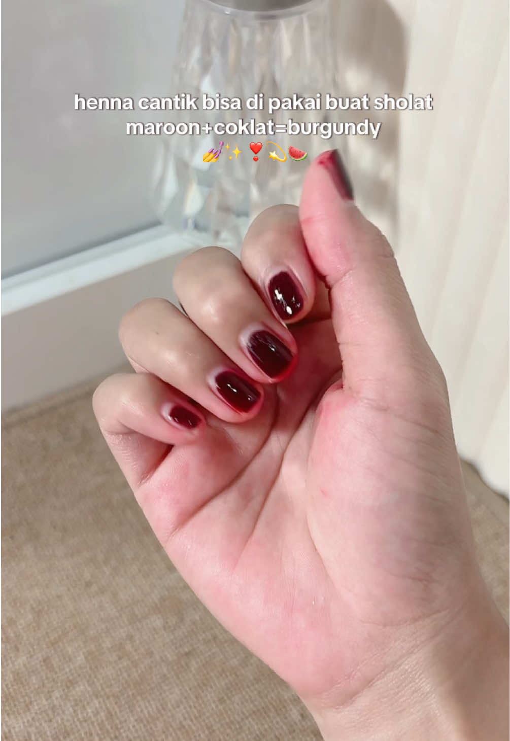 aku pakai dua warna, maroon sama coklat di ombre yagesyaaa #hennasahbuatsholat #hennaart #hennacantik #henna #fyp 