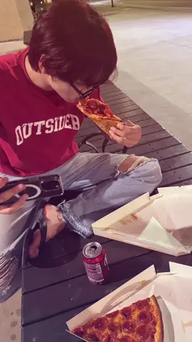 lelaki kaos merah itu lagi🫠kali ini sambil mam pizza🤭#haechan #haechanedit #haechannct #4u #fyp #foryoupage 