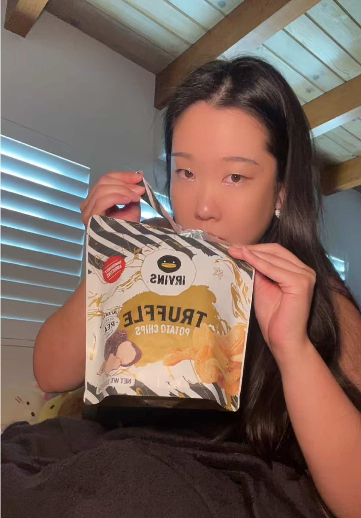 It’s veryyyy strong so if you’re into that 🥹 it reminds me of truffle Parmesan fries but in a chip 😂 - I’m not sure if I’ll eat the bag tbh I’m just into a lighter chip 😗 #tastetest 