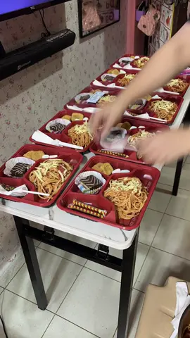 Party Bento Box with Lid 🍱 Perfect for birthday parties or any special occasion! Safe, sealed, and ready to serve your food stays fresh and secure. Ideal for giveaways, handaan, or party trays! ✨ Click the yellow basket to order yours now! 🧺#bentobox #bento #partyneeds #birthdayneeds #fyppppppppppppppppppppppp 