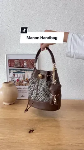 Meet our BESTSELLER Manon Handbag. Crafted from premium canvas dengan motif autentik yang super chic. Compact, multi-compartment, plus extra bear charm removable. your go-to stylish essential all season long! Available color : Oat, Khaki  #WIBGAJIAN #ParomoGuncang88 #palomino #palominobag #tasmewah #aestheticbags #oufitideas #elegatbags #ootdfashion #fashion #fypシ゚viral #fypage
