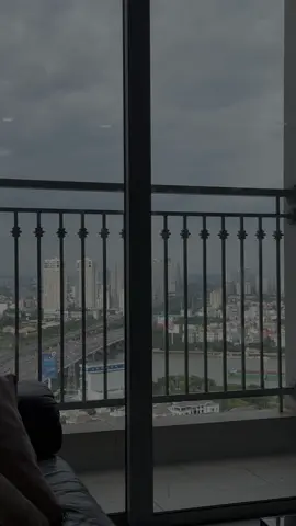 Đừng đặt nặng vị trí của bạn trong lòng người khác nữa. Việc bạn xuất hiện bên cạnh họ đôi khi cũng chỉ là một sự lựa chọn. Người ta nói với bạn, cười với bạn, đi cùng bạn nhưng nếu không có bạn cuộc đời họ vẫn vậy.  Đừng nghĩ rằng việc bạn biến mất hay thay đổi thái độ sẽ làm họ bận tâm. Không đâu, bạn chỉ là một trong nhiều sự lựa chọn của cuộc đời họ, thêm vào hay mất đi cũng chẳng sao cả. Vậy nên đừng ảo tưởng về vị trí của mình trong lòng người ta nữa... Nếu người ta thương bạn đã chẳng để bạn phải tự hỏi “mình là gì của nhau?”
