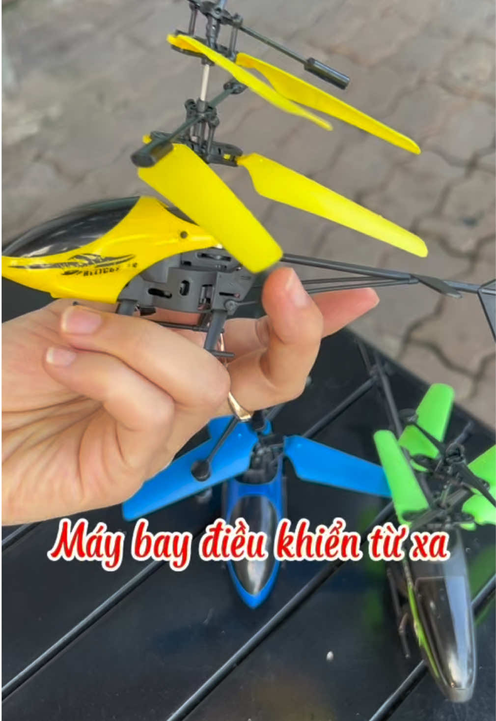 Máy bay điều khiển mini – bay vèo vèo, có đèn, có remote 🎮 Bé cười khoái chí, bố mẹ rảnh tay 😎 Full hộp, sạc USB tiện lợi 🔋 👉 Còn hàng số lượng có hạn! #maybaydieukhien #dochoigiare #tiktokreview #hanghot2025 #trendtiktok #fyp #foryou #flycammini #dochoitreem #viral 