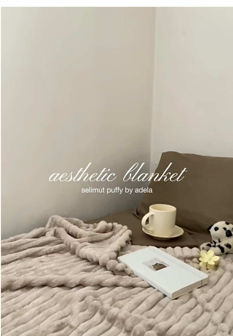 selimut bulu puffy dari @Adela Sprei & Bed Cover jadi fav baru akuu buat me time 🛌 ga cuma aesthetic, tapi bahannya beneran halus, tebel dan cozy bgt bikin betah ☁️💘 #selimut #selimutbulu #homedecor #roomdecor #bedroomideas #bedroomaesthetic #adelasprei 