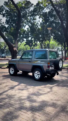 Dijual Daihatsu Taft GT F70 tahun 1993 edisi 4x2. Cat 90% original. Interior full ori, kaki2 nyaman banget. Ac dingin walaupun kaca bening. Velg orinya ada. Mesin sehat siap ajak jalan jauh. Cocok untuk yang pengen bergaya Jip tapi gak pengen offroad. Dm untuk harga dan detailnya ya #mobildijual #jualmobil #daihatsutaft #taftgt 