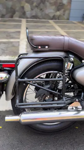 Udah butuh mandi lagi nih nyonya Enfi 🧼🫧 🏍️💨🏁 #royalenfield #royalenfieldclassic500 #ftw #britishstyle #britishstyle🇬🇧 #britishstylemotorcycle #classicmotorcycle 