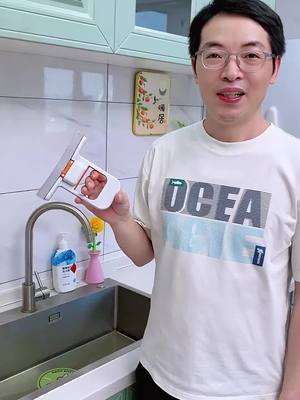 第一次見這種能代替抹布的免手洗迷你小拖把，真的太好用了，單手操作，擦的又乾淨，還不掉毛不留水印。