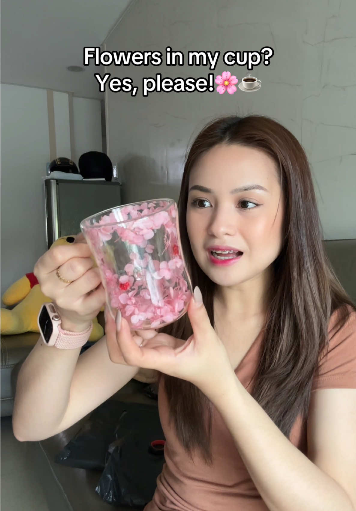 Hot or cold, this glass is always in bloom 🍵🌷🌸 #cup #everlastingflowers #driedflowers #cupwithflowers #doublelayercupwithflowers #doublelayercup #fyp #merryhil #merryhilrecos 