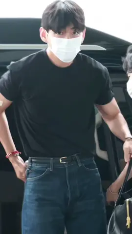 Have A Safe Flight Taehyung & Jungkook ✈️ Ade Tertutup Banget 😁 #CapCut #taehyung #jungkook #btsarmy #bts_official_bighit 