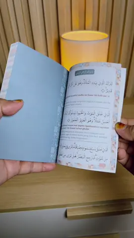 Enak banget bisa di bawa kemana-mana, jadi gak ketinggalan baca rutin tiap hari,, #7suratistimewa #surahalmulk #surahalwaqiah #buku #bukuamalanharianwanita 