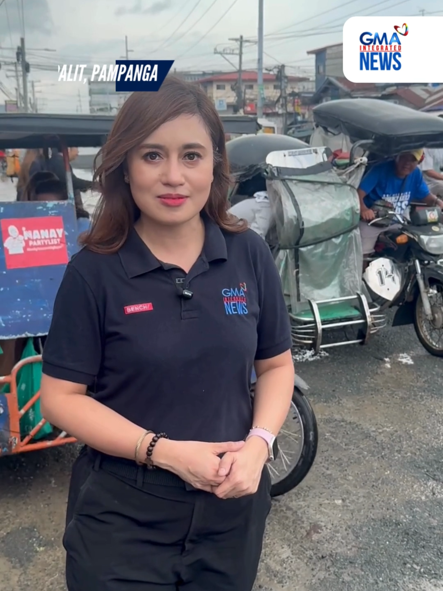 Punong-puno ng lubak ang kalsada sa MacArthur Highway sa Apalit, Pampanga matapos ang sunod-sunod na pag-ulan dulot ng Habagat at bagyo. Hanggang ngayon ay may baha pa rin sa lugar kahit wala nang ulan. Kuwento ng mga residente, patuloy ang pagtatambak ng DPWH sa kalsada, pero makalipas lamang ang ilang oras ay bumabalik din ang mga lubak at pagkasira ng daan. Abangan ang buong ulat mamaya sa 24 Oras. #BreakingNewsPH #GMAIntegratedNews