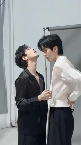 Lộng Giản update :  Nhắc  đến nụ hôn, chia sẻ vs mn một chuyện nè ~  Dưới góc nhìn người ngoài như tụi tui á , nụ hôn đầu tiên của Tinh và  Kiệt diễn ra trong buổi chụp poster đó nhe >.  Tình huống lúc đó là: A Tinh nghe thấy chỉ đạo tại hiện trường bảo phải cúi xuống hôn môi của  Khâu, Tinh ngại ngùng vì có đông người nên do dự mãi. Còn Kiệt thì không nghe thấy chỉ đạo, cứ tưởng A Tinh đang nghịch ngợm, cười giỡn nên mới vỗ vỗ lưng cậu ấy. Kết quả giây tiếp theo A Tinh cuối xuống hôn chặt luôn, Kiệt  tròn xoe mắt + đồng tử chấn động. Phía ngoài hiện trường thì hét ầm ĩ cả lên. Mn người hỏi có phải nụ hôn đầu không 😚 Tôi chỉ có thể nói: là nụ hôn đầu tiên chúng tôi thấy tận mắt. Còn chuyện riêng tư thì không dám nói, cũng không dám hỏi đâu nha ~  (Đã tung tin, tin theo và truyền tin, xin đừng phụ lòng 99). Trờii ơii 2 chị ưiii, em yêu 2 chị, OTP 100 điểm đẹp đôi . #Desiretheseries #themmuon #hoavinh #hoangtinh #abo #bl #cp #tiktok #fyp #xuhuong #viral 