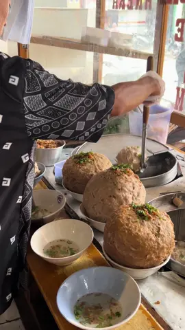 Tiba tiba di kasih bakso raksasa sama mang duta , seneng ga ?#fypシ #