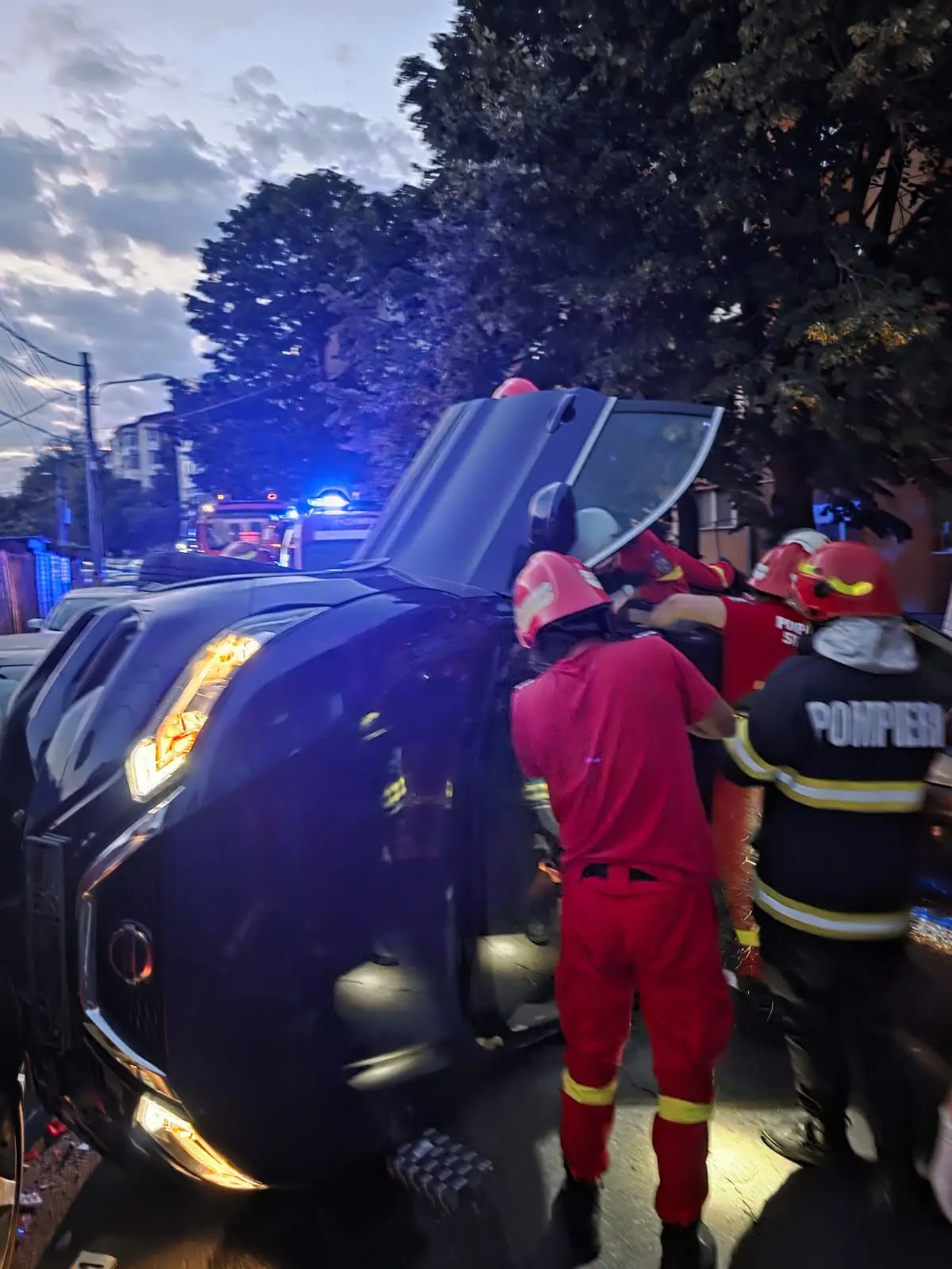 *ACCIDENT RUTIER ÎN MUNICIPIUL CRAIOVA* În dimineața zilei de 31 iulie a.c., ora 05.30, Biroul Rutier Craiova a fost sesizat cu privire la faptul că, pe strada Rovinari, din municipiul Craiova, s-a produs un accident rutier.  La fața locului s-au deplasat polițiștii, care au stabilit faptul că, un bărbat, de 59 de ani, din municipiul Craiova, în timp ce conducea un autoturism pe strada Rovinari, ar fi pierdut controlul direcției de deplasare, intrând în coliziune cu mai multe autoturisme parcate, ulterior răsturnându-se. În urma evenimentului rutier, bărbatul de 59 de ani a necesitat îngrijiri medicale, fiind transportat la o unitate medicală. Acesta a fost testat cu aparatul alcooltest, rezultatul fiind negativ.  În cauză, poliţiştii au întocmit dosar penal sub aspectul săvârşirii infracțiunii de vătămare corporală din culpă, cercetările fiind continuate pentru stabilirea cu exactitate a împrejurărilor în care s-a produs evenimentul.
