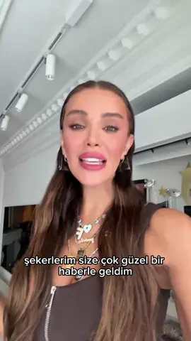 Ünlü stilinden parçalar Gardrops’ta! 👠💄 Özge Ulusoy, kıyafetlerini yükledi; hemen göz at. ✨ #özgeulusoy #ikinciel 