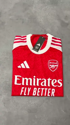 #creatorsearchinsights The 2025-2026 Arsenal home jersey has been released, featuring classic red and white colors, incorporating Gothic 