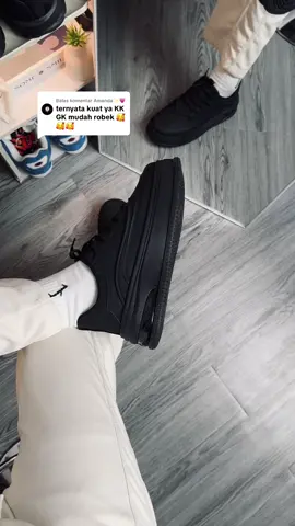 Membalas @Amanda✨💗 wih mantep bgt sih nih ka🤩 #sepatu #sepatusneakers #sepatuimport #sepatukekinian #sepatuhitam #sepatumurahbanget 